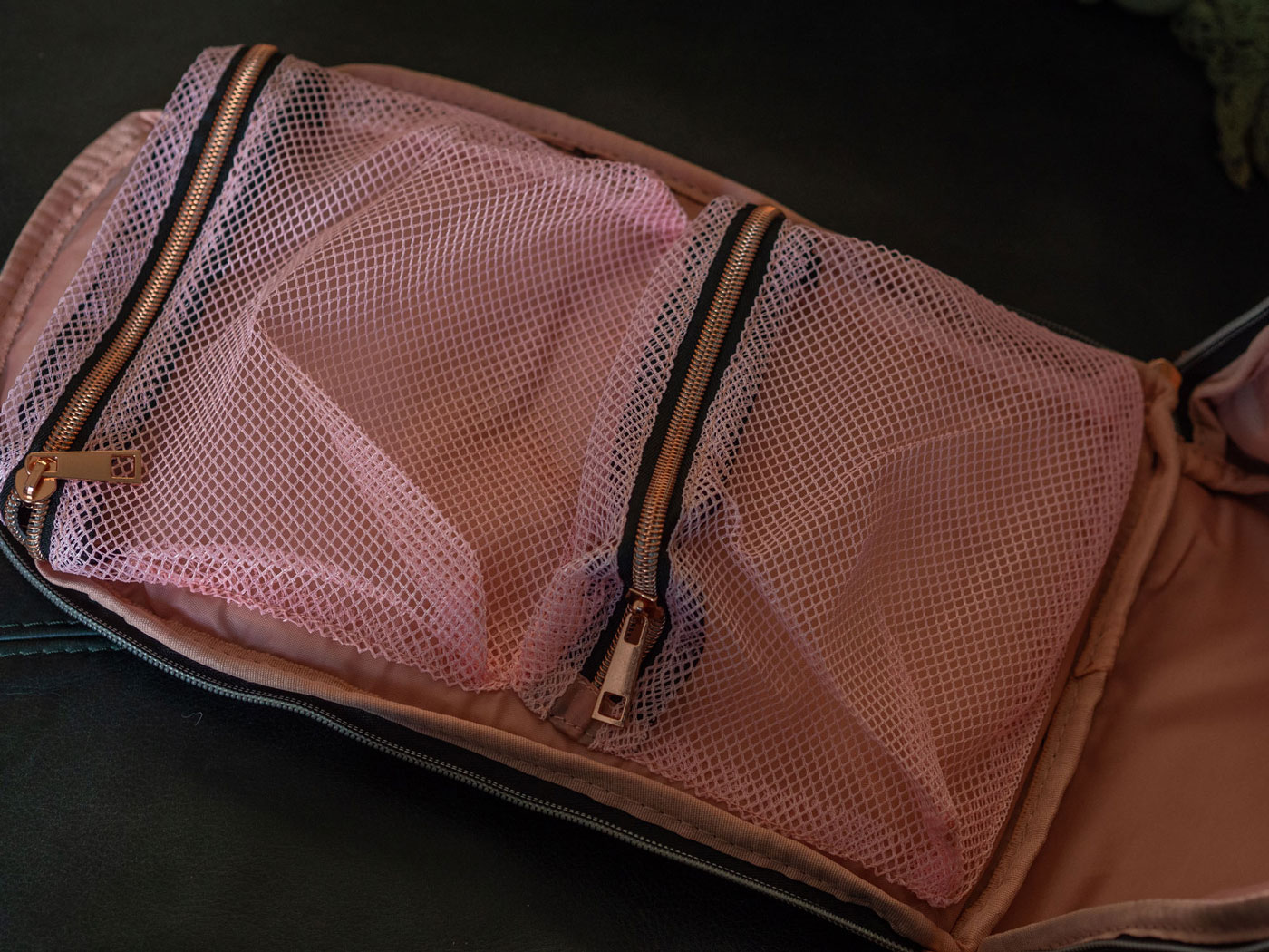 Internal pockets in the travel hack bag